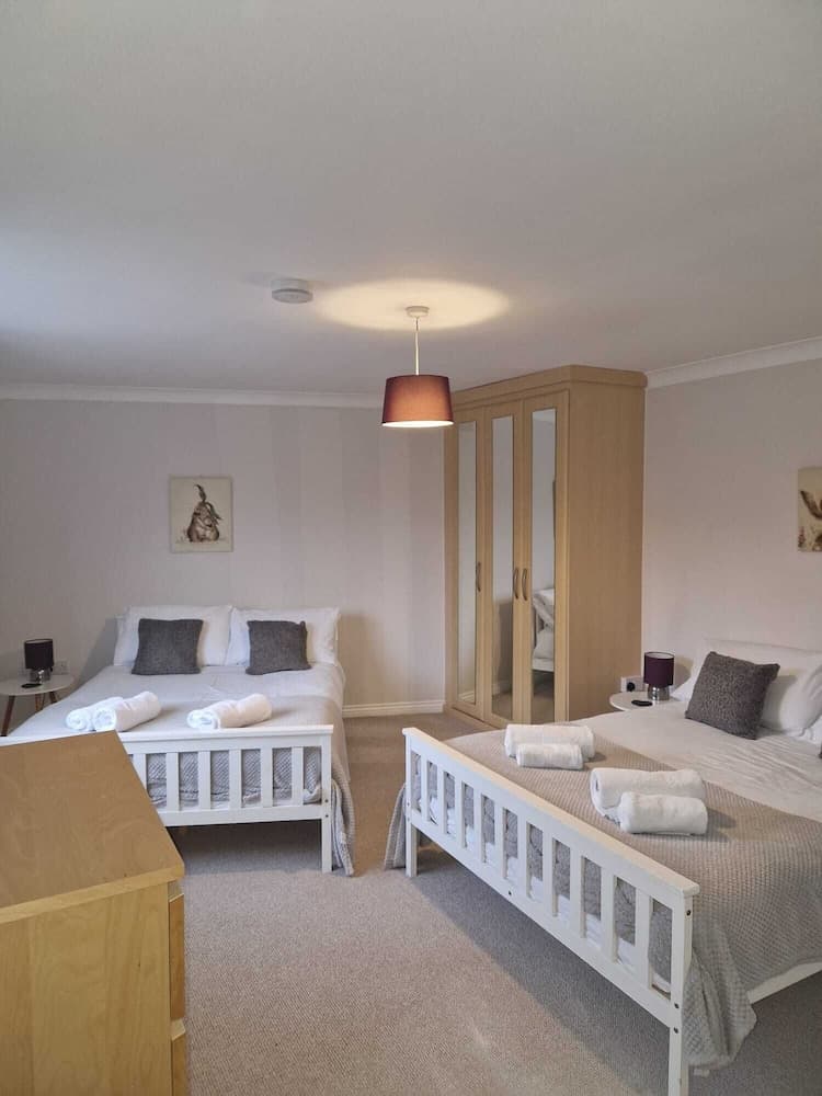 Dog Friendly - 4 Bed House - Sleeps 10 - Pool Table