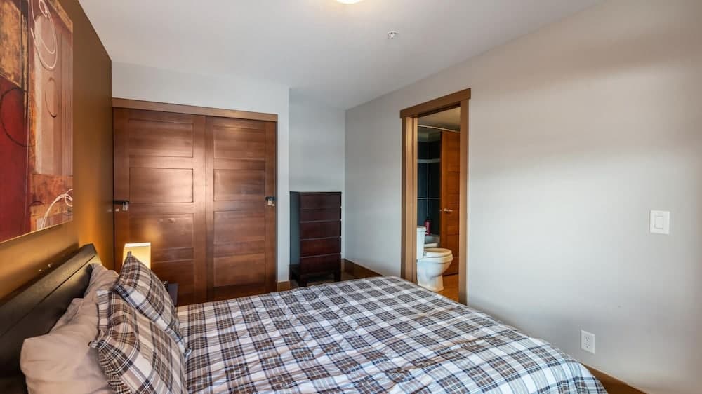 Raven's Nest - Luxury Pet Friendly Condo w/ Private Hot Tub & Mountain Views