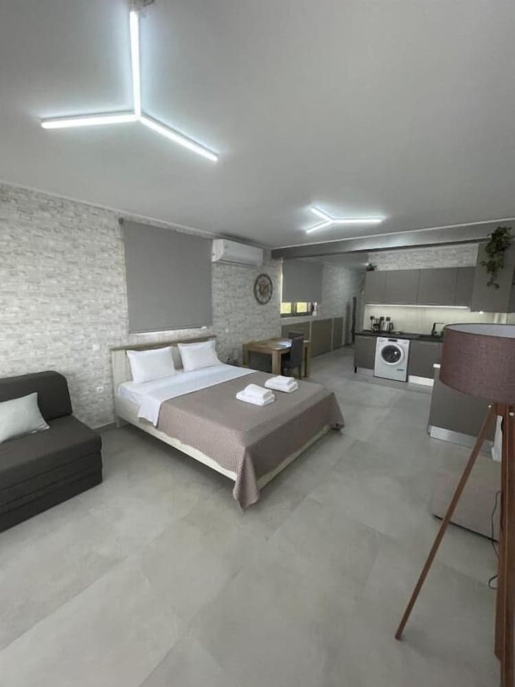 AVR Airport Deluxe Suites 6