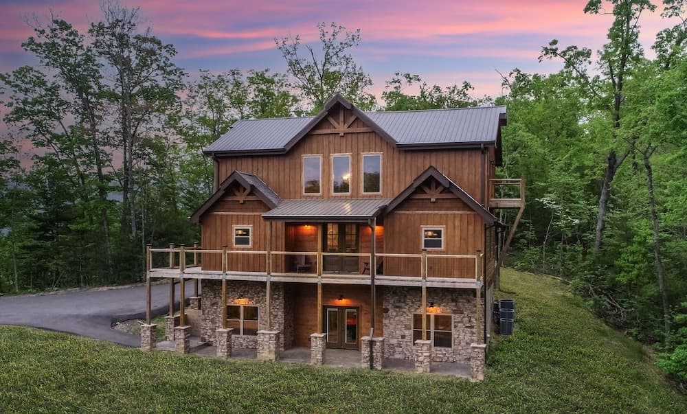 Stone Mountain Lodge 4 Bedroom Cabin by RedAwning