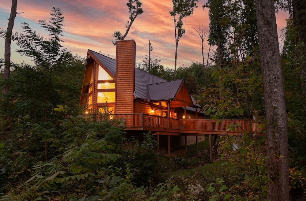 Creekside Manor 3 Bedroom Cabin by RedAwning