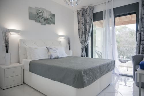 6 Bed Villa - Sleeps 15 - Pets - Pool - Jacuzzi