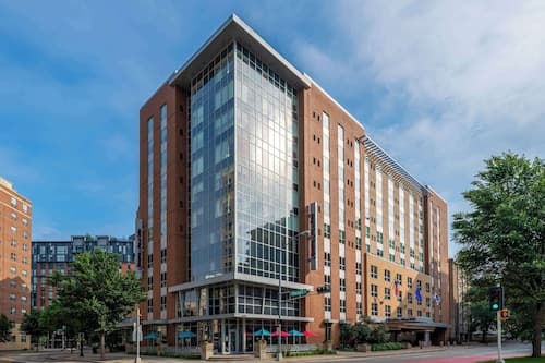 Hampton Inn & Suites Madison / Downtown