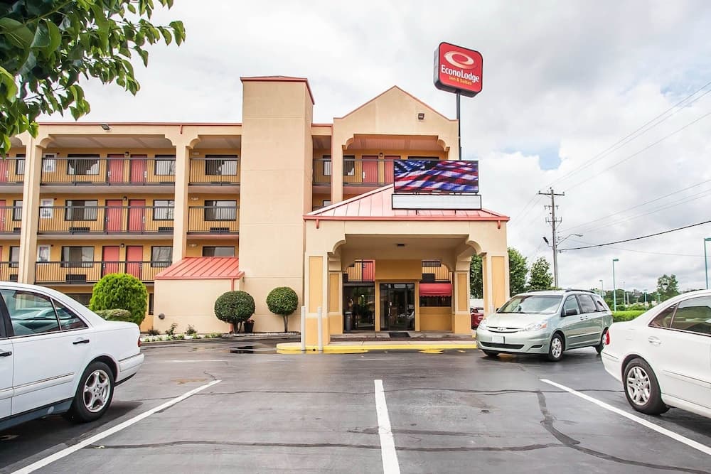 Econo Lodge Inn & Suites