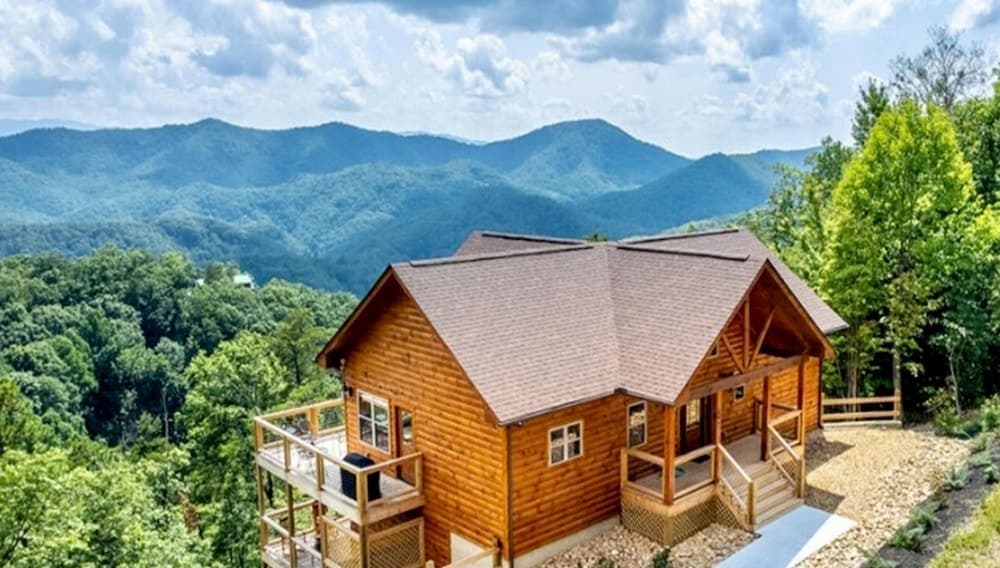 Bear Ridge 3 Bedroom Cabin by RedAwning
