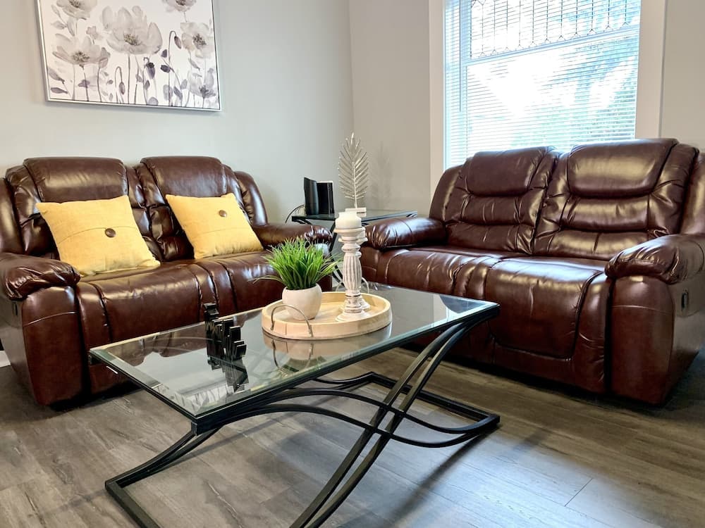 Texas Hold-em Duplex- 3BR Free Parking