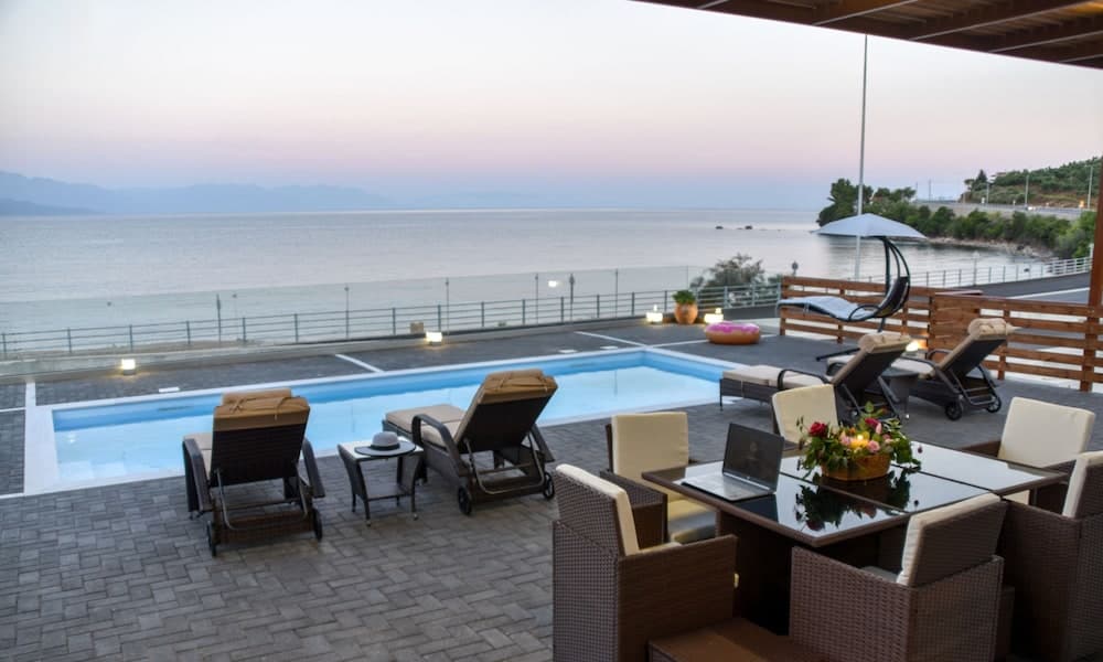 Aurora Luxury Retreat - Beachfront & Private Pool