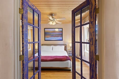 Casa Intima - Downtown Adobe, Walk to Plaza and Railyard, Kiva Fireplace, Large Enclosed Yard