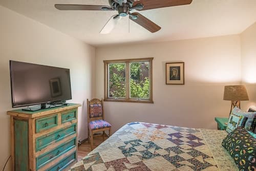 Alegre - Darling Vacation Home, Kiva Fireplace, Walk to the Plaza