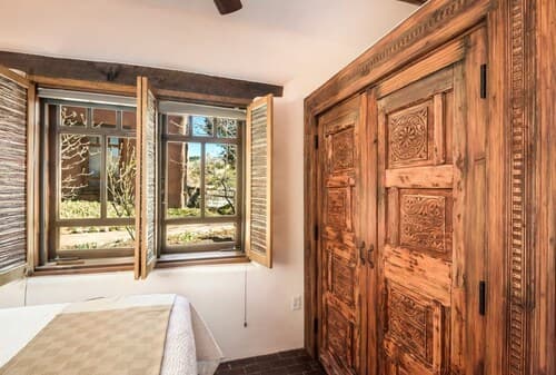 Buena Suerte - Quintessential Eastside Pied-a-terre, Fabulous Views and Patios, Kiva Fireplace, Walk to Canyon Rd. and the Plaza