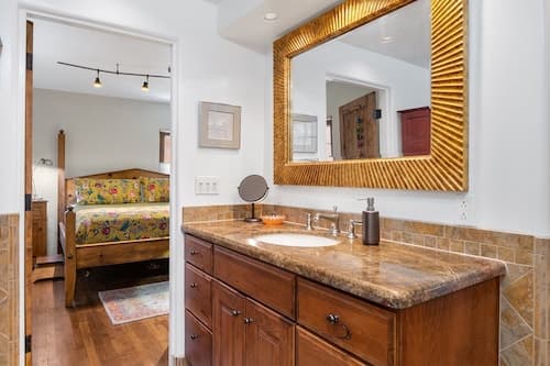 Casa O'keeffe - Five-minute Walk to The Plaza, Quiet Neighborhood, Comfort and Convenience