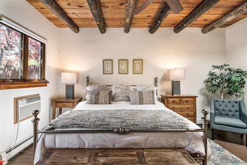 Old Santa Fe Trail - Walk Everywhere, Kiva Fireplace, Amazing Natural Light