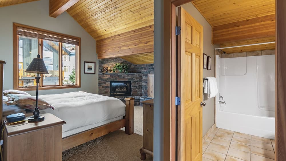 Coyote Creek - Large Ski In/Ski Out Chalet with Amazing Views & Private Hot Tub