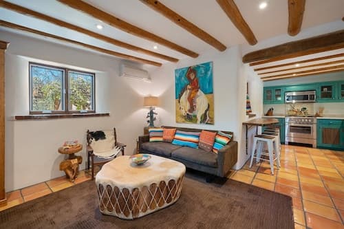 Dancing Hare - Colorful and Inviting Tesuque Home Right Next to Bishop`s Lodge