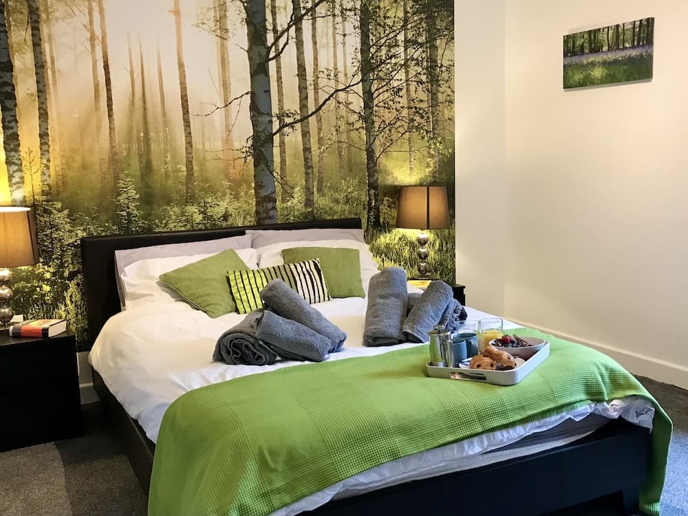 Stylish 3 Bedroom House Only 5 Mins From M6/m58