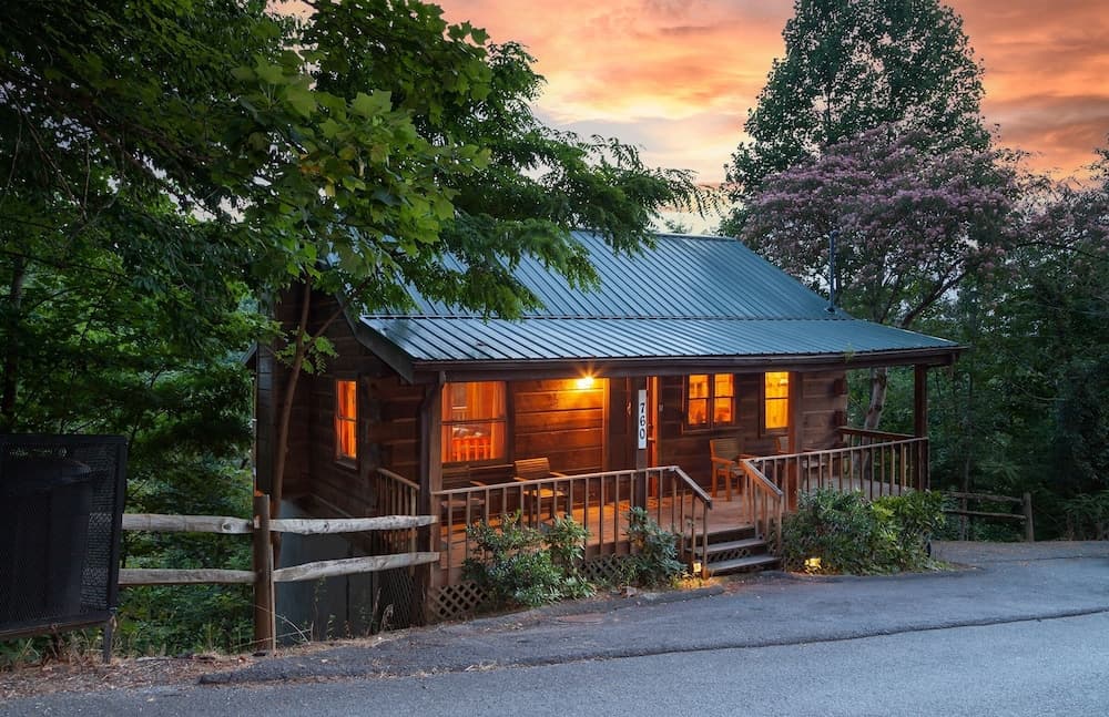 Pappy's Peak 2 Bedroom Cabin by RedAwning