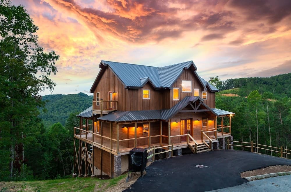 Thunder Mountain Lodge 5 Bedroom Cabin by RedAwning