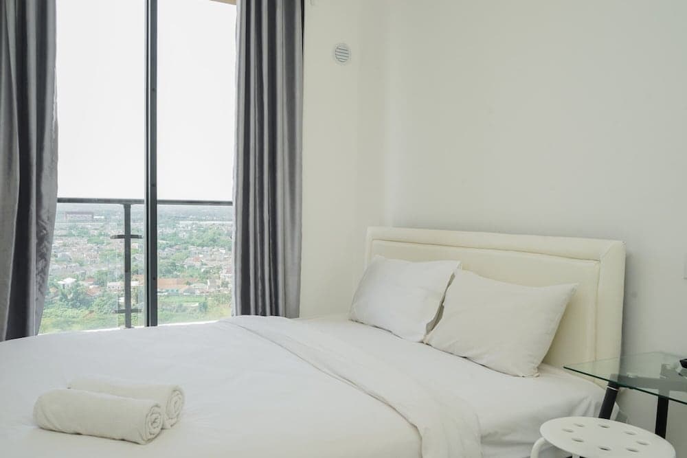 Elegant and Homey Studio at Sky House BSD Apartment