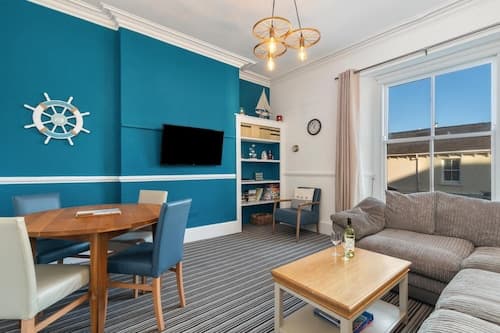 Top Sail - Beautiful Apartment Minutes Walk to Beach and Town Centre