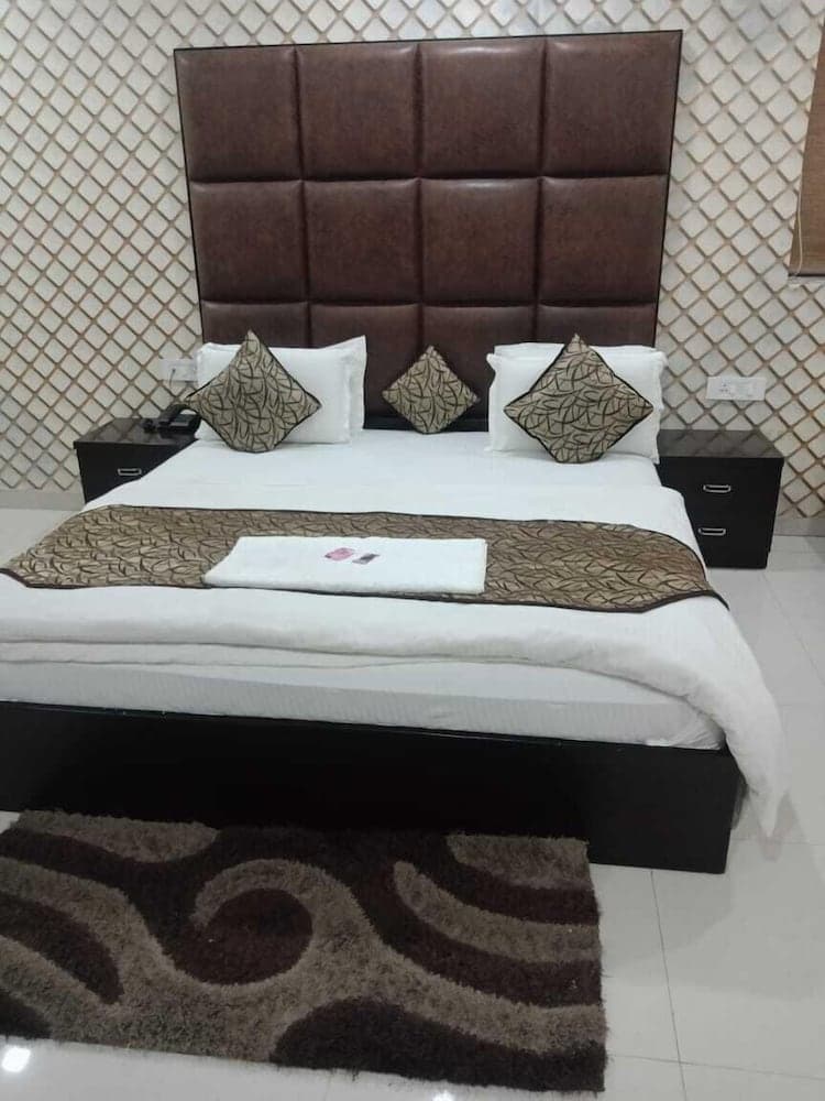 Hotel Mandakini Lush