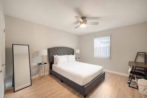 Stylish 2BR Near UT Hyde Park Evonify
