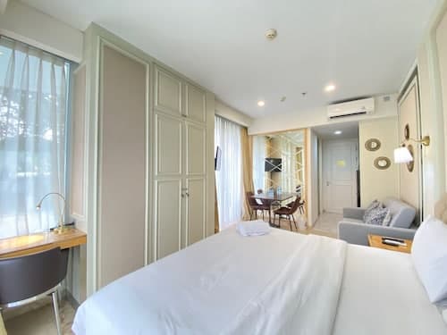Modern Studio Room With Jacuzzi At Art Deco Apartment