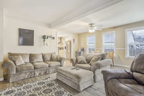 2BR Central Location Big Backyard & Dog Friendly!