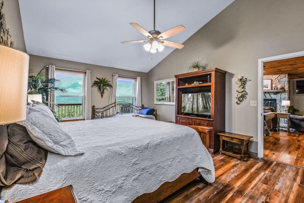 Roundtop Mountain Ridge 2 Bedroom Cabin by RedAwning