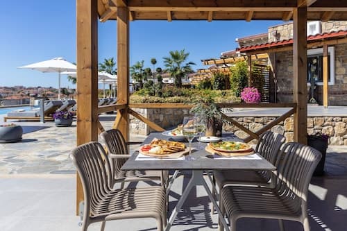 Akrolithos luxury suites