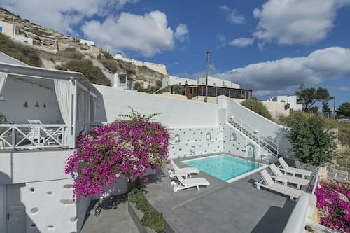 Pyrgos 3-bed Villa, Sleeps 8, With Pool and Aircon