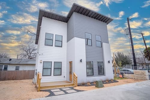Cutting-edge Elegant 3BR 2.5ba Home Near Downtown!