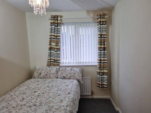 House - Close to City Centre Sleeps 6 & Parking