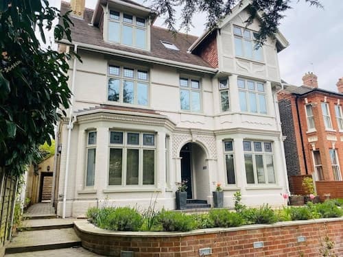 Luxury 2 bed Apartment Golden Triangle w Parking