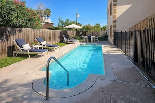 EZ Walk to Beach - Modern 2 Bedroom - Sleeps Many