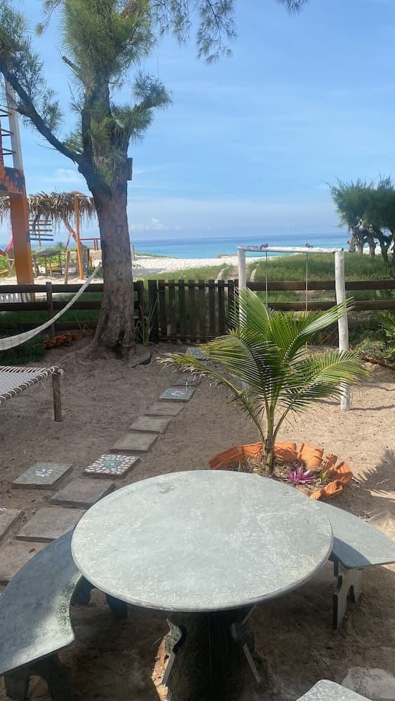 Pé na areia.