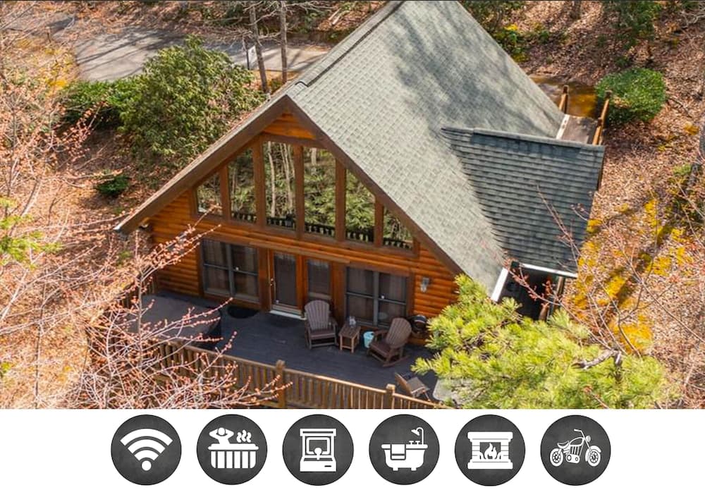 Wuzzy's Flophouse 2 Bedroom Cabin by RedAwning