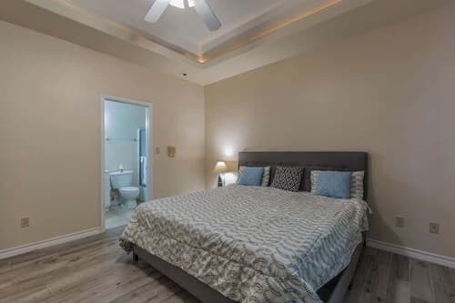 Oversized 2 Bedroom - Modern - Pool Near Beach