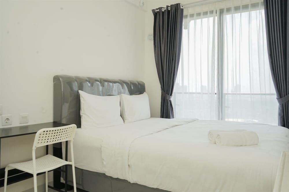 Warm And Cozy Studio Room At Sky House Bsd Apartment