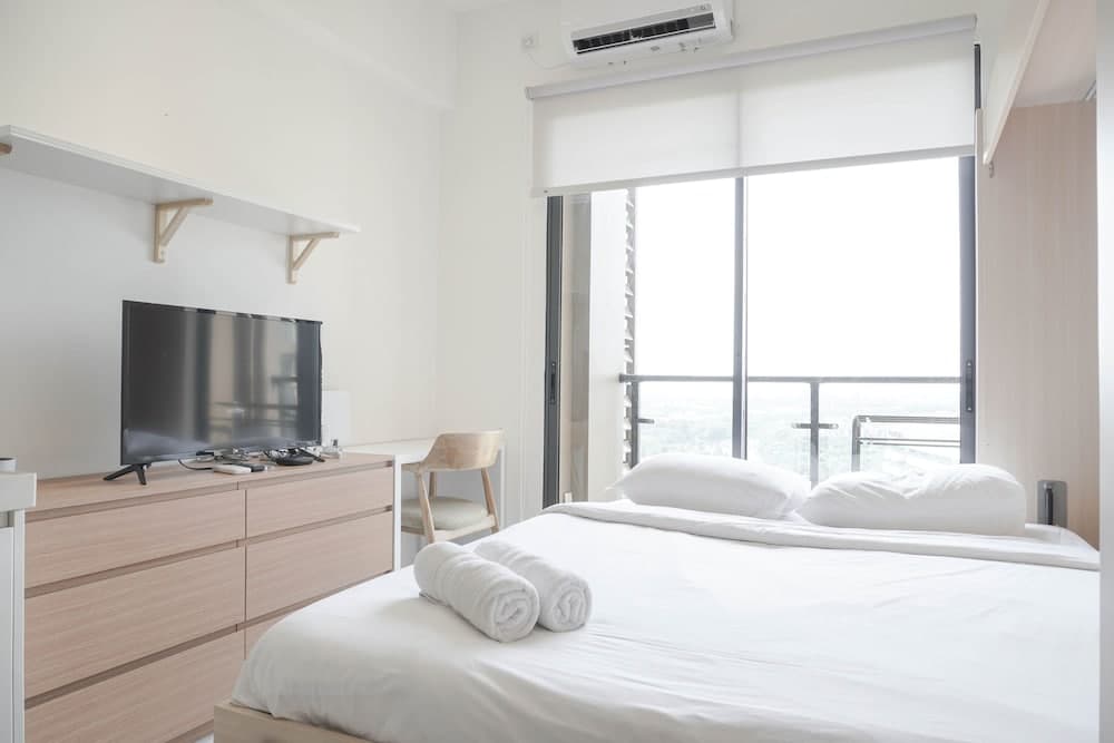 Warm And Cozy Stay Studio At Sky House Bsd Apartment