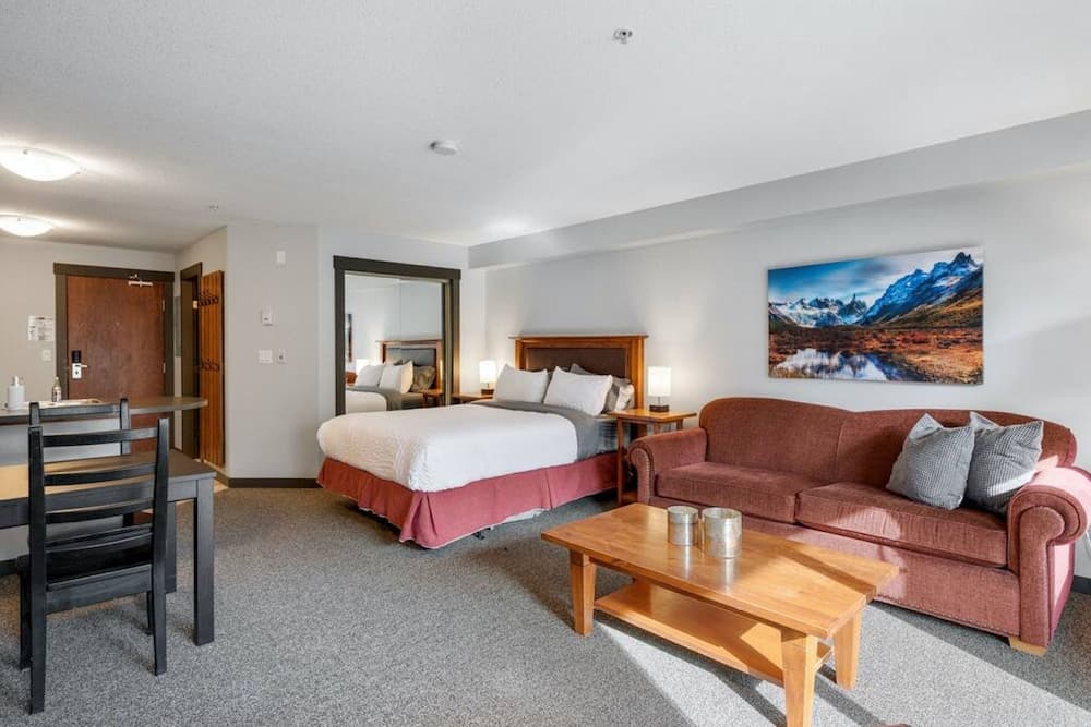 LARGE Studio | Ski In/Out | Pool & Hot Tubs | Central Upper Village Location