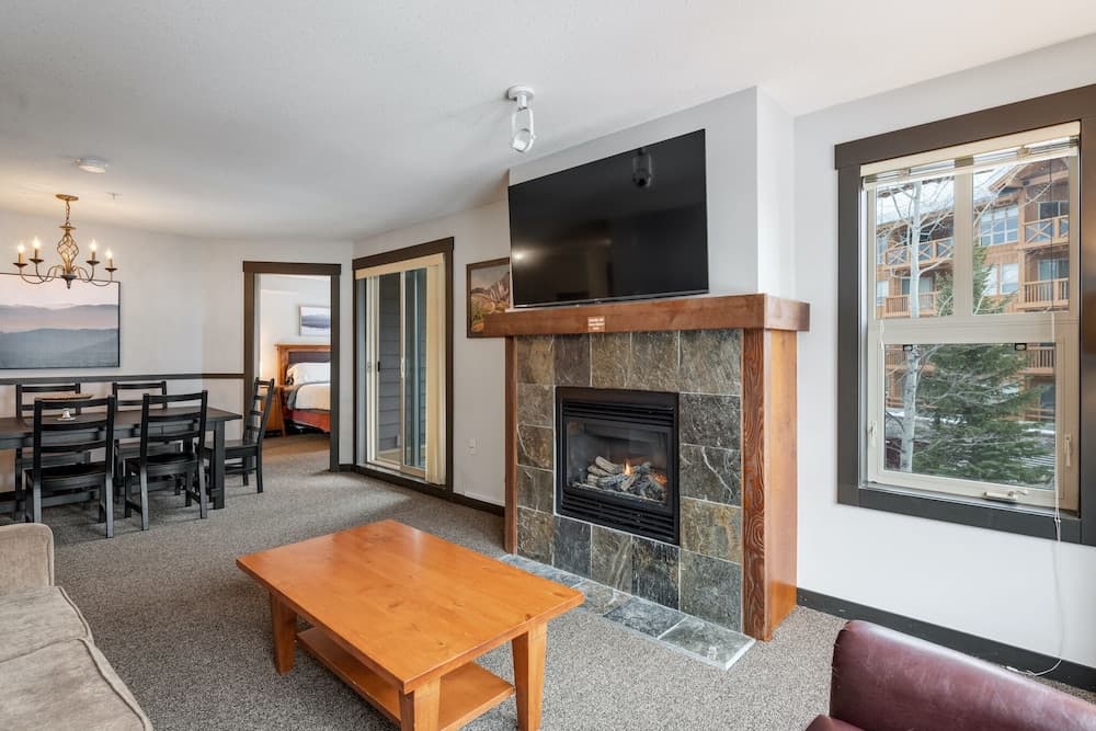 LARGE 2-Br 2-Ba | Ski In/Out | Pool & Hot Tubs | Central Upper Village Location