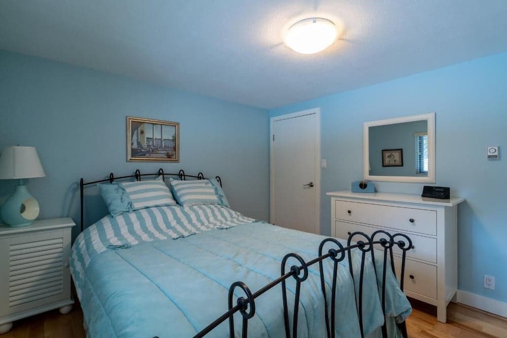 LUXURIOUS 5,500 sqft Home: 5 Br/5 Ba | PRIVATE Pool & Hot Tub | STEPS to Beach