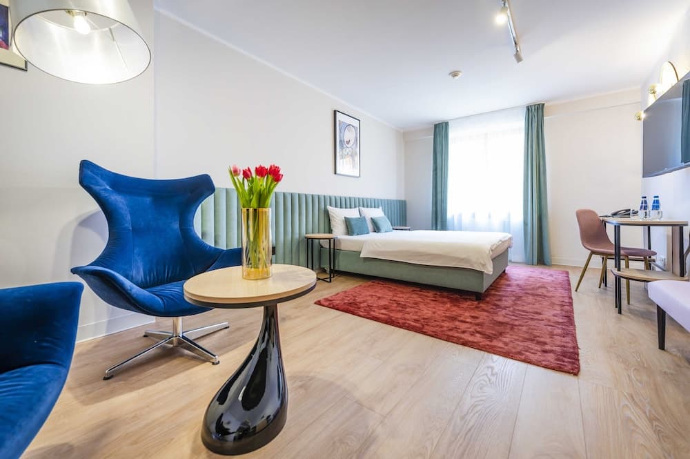 Hotel H12