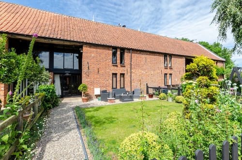 1880's Barn Conversion - Sleeps 4 & Pet Friendly