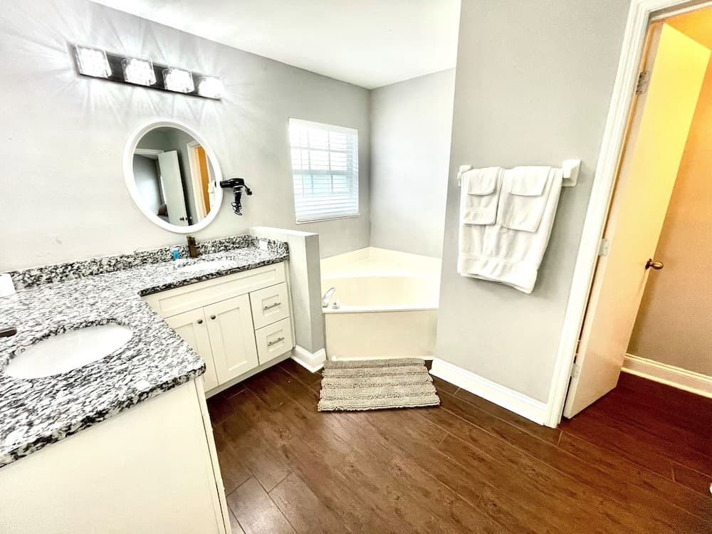 Wonderland at White Crane Hot tub & Lake Views!