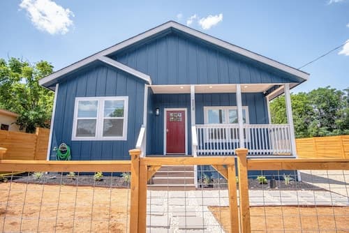 Beautiful Fenced 3BR 2BA Near Exciting Downtown