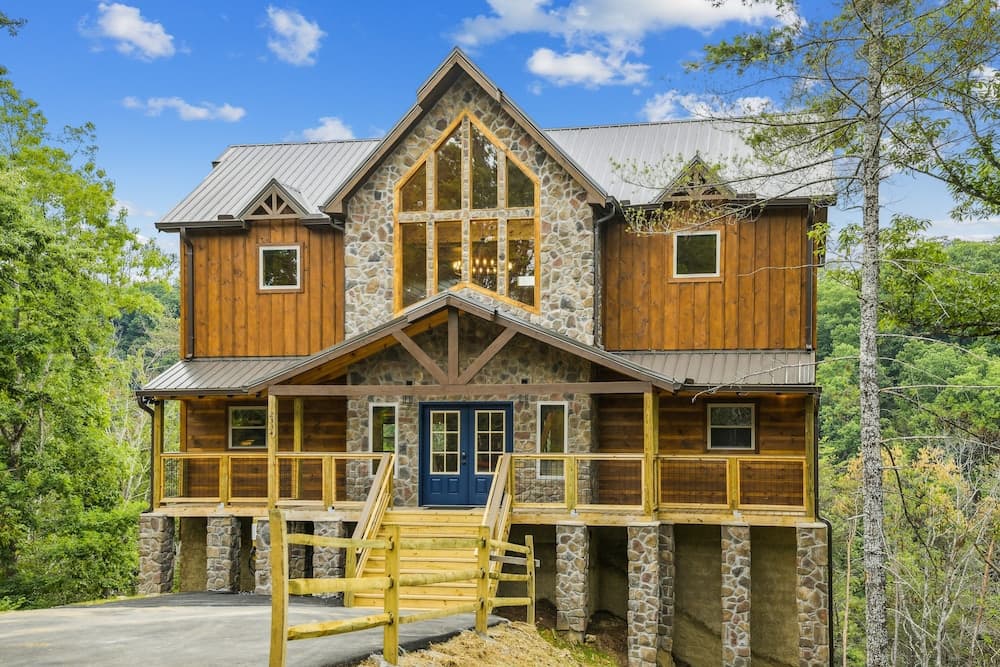 Stargazer Chalet 5 Bedroom Cabin by RedAwning