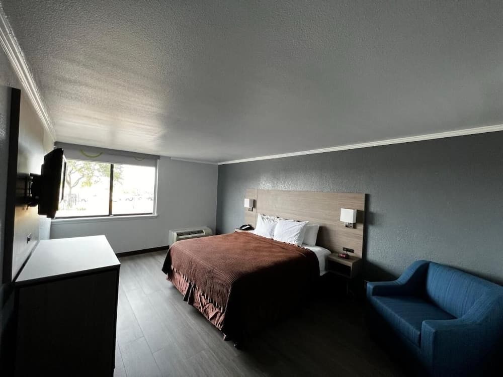 Super 8 by Wyndham Fort Worth Entertainment District
