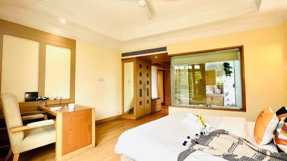 BluO 1BHK - DLF Galleria | BathTub, Balcony, Suite