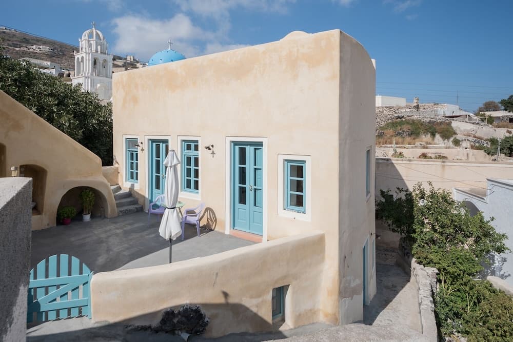 Santorinio Yellow House